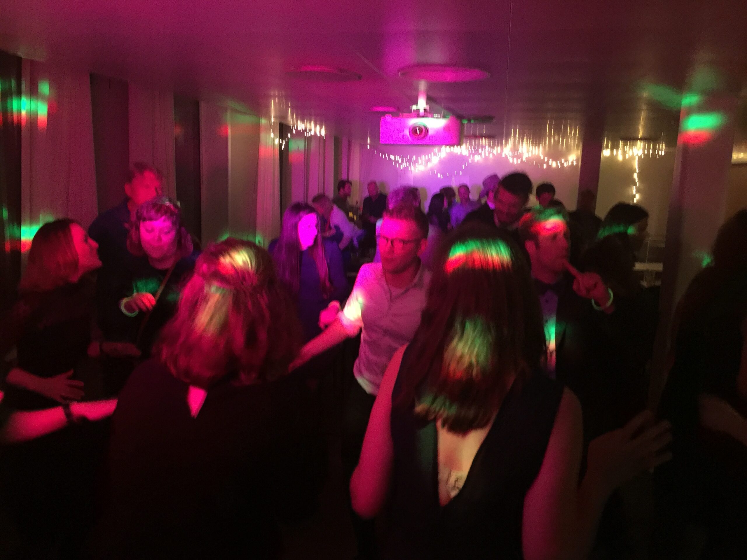 Hvad koster det at leje en DJ i jylland? - Lej DJ festen musik, højttalere, DJ lyseffekter og røgmaskine på Sjælland og i Jylland hos JOGI