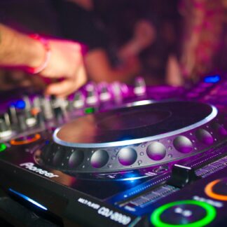 Glæd dig et eller andet sted Værdiløs Hvad koster det at leje DJ i ekstra timer? - Lej DJ til festen med musik,  højttalere, DJ pult, lyseffekter og røgmaskine på Sjælland og i Jylland hos  JOGI