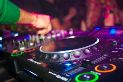 Hvad koster det at leje DJ i ekstra timer?